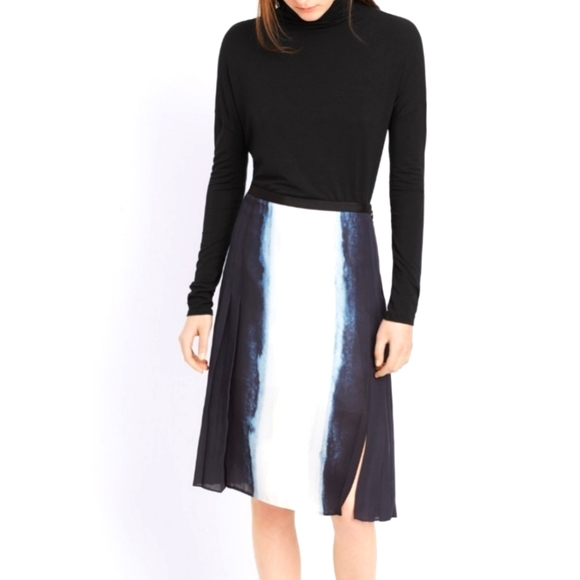 Vince Box Pleated Skirt Dark Blue and white Size 10